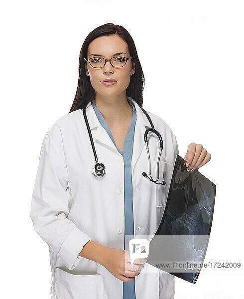 Attraktive ernste gemischtrassige Ärztin oder Krankenschwester hält Röntgenbild vor einem weißen Hintergrund