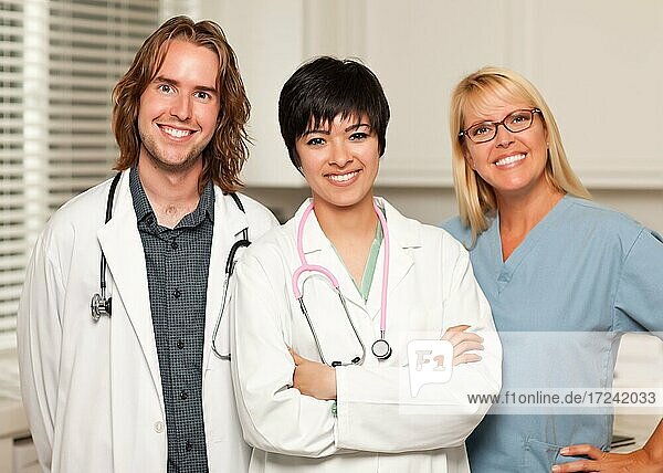 Drei lächelnde männliche und weibliche Ärzte oder Krankenschwestern im Büro