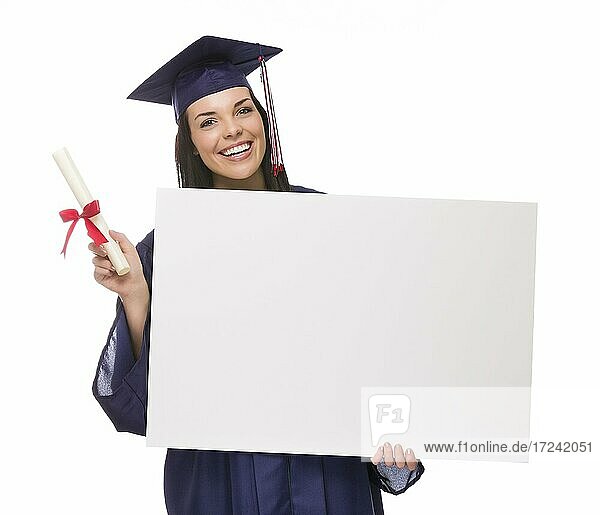 Glückliche gemischtrassige Absolventin mit Kappe und Talar  die ein leeres Schild und ein Diplom hält  vor weißem Hintergrund