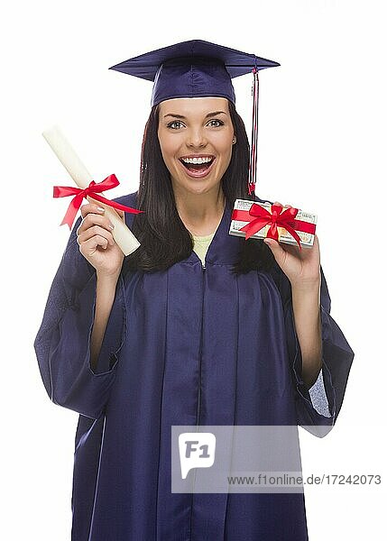 Glückliche Absolventin mit Diplom und Stapel von Geschenk verpackt hundert Dollar-Noten vor einem weißen Hintergrund