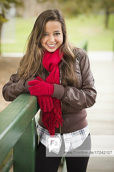 Hübsche festlich gekleidete lächelnde Frau Porträt trägt einen roten Schal und Handschuhe außerhalb
