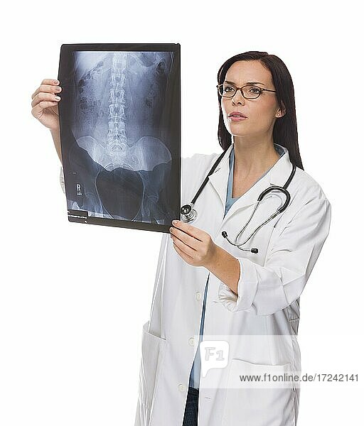 Attraktive gemischtrassige Ärztin oder Krankenschwester mit Laborkittel und Stethoskop Überprüfung einer Röntgenaufnahme vor einem weißen Hintergrund