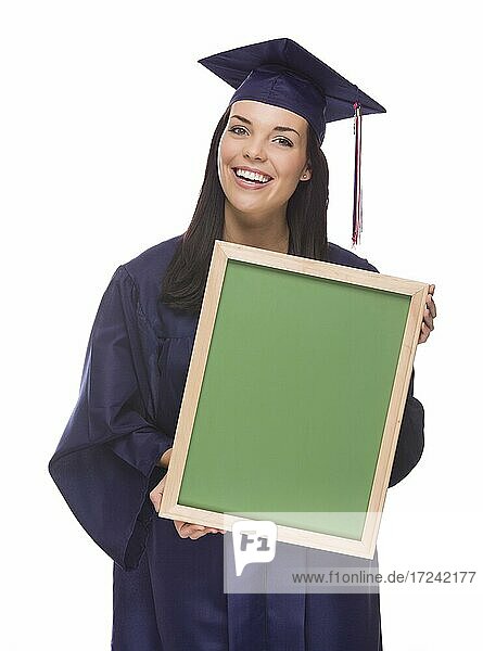 Glückliche Absolventin mit Kappe und Talar  die eine leere Kreidetafel hält  vor weißem Hintergrund
