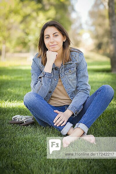 Schöne gemischtrassige junge Frau Porträt draußen im Gras