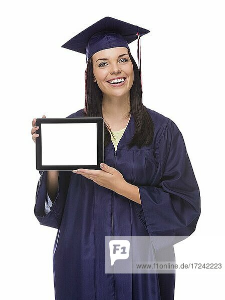 Glückliche gemischtrassige Absolventin mit Kappe und Talar  die ein leeres Computertablett hält  vor weißem Hintergrund