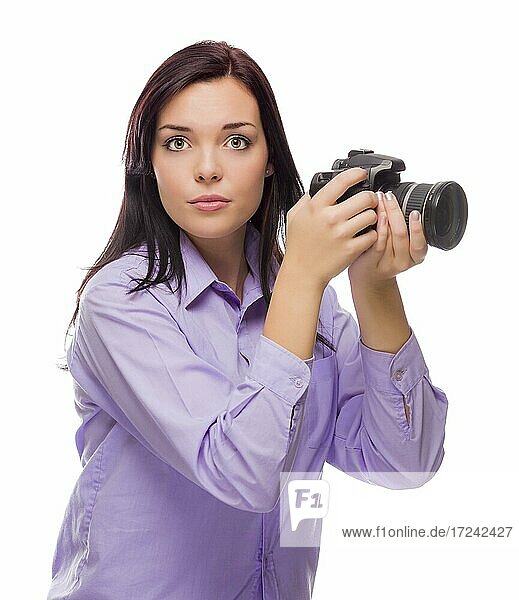 Attraktive gemischtrassige junge Frau mit DSLR-Kamera vor einem weißen Hintergrund