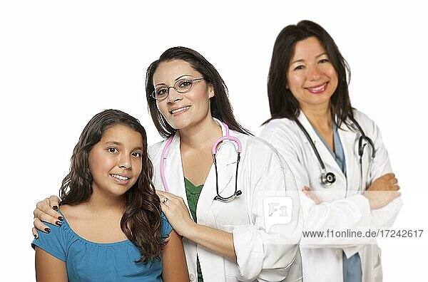 Hübsche hispanische Ärztin mit Kind  Patient  Kollegen vor einem weißen Hintergrund