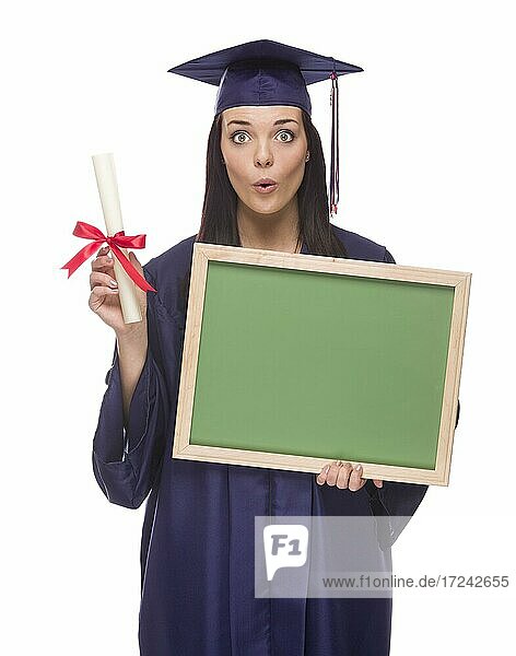 Glückliche Absolventin mit Kappe und Talar  die eine leere Tafel und ein Diplom hält  vor einem weißen Hintergrund