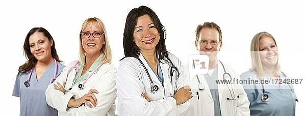 Freundliche hispanische Ärztin und Kollegen vor einem weißen Hintergrund