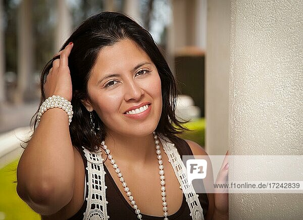 Attraktive lächelnde hispanische junge erwachsene Frau Porträt außerhalb