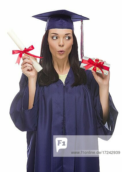 Glückliche Absolventin mit Diplom und Stapel von Geschenk verpackt hundert Dollar-Noten vor einem weißen Hintergrund