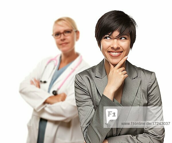 Junge multiethnische Frau und Ärztin vor einem weißen Hintergrund