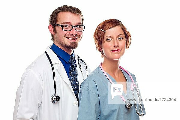 Arzt und Ärztin vor weißem Hintergrund