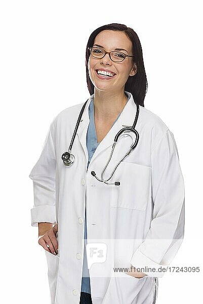 Attraktive gemischtrassige weibliche Krankenschwester oder Ärztin mit Laborkittel und Stethoskop vor einem weißen Hintergrund