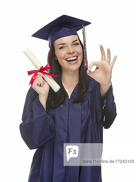 Happy Abschluß gemischter Rasse weiblich trägt Kappe und Talar mit ihrem Diplom gibt ok Geste vor einem weißen Hintergrund