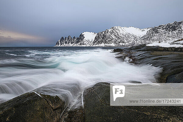 Norwegen  Tromso  Ersfjord  Meereswellen an der felsigen Küste der Insel Senja im Winter