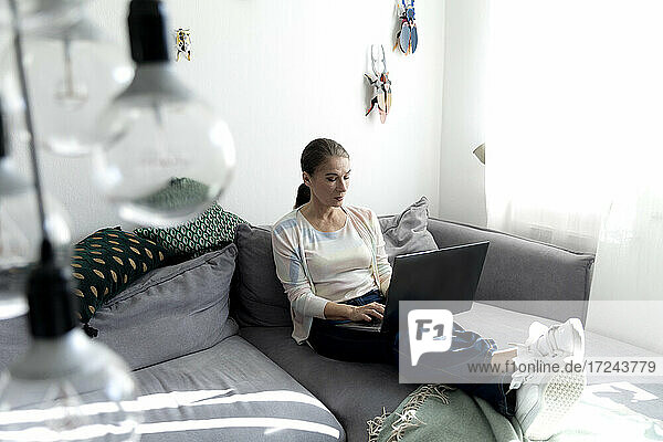 Reife Frau benutzt Laptop bei der Arbeit zu Hause