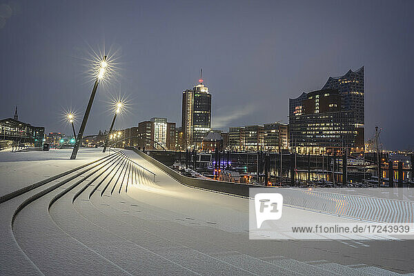 Deutschland  Hamburg  Elbphilharmonie bei Nacht im Winter