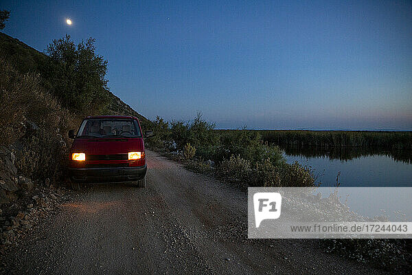 Van auf unbefestigter Straße im Amvrakikos Wetlands National Park in der Abenddämmerung