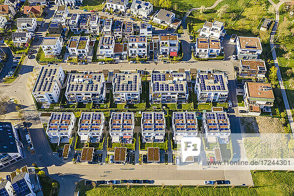 Deutschland  Baden-Württemberg  Waiblingen  Luftaufnahme eines modernen Stadtteils mit energieeffizienten Ein- und Mehrfamilienhäusern