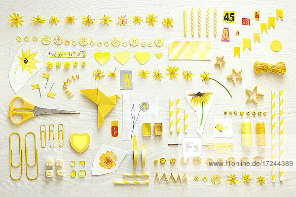 Sammlung von gelben Gegenständen  darunter Blumenköpfe  Nähutensilien und Bürobedarf