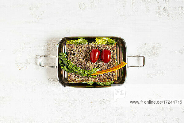 Gemüse mit Sandwich auf Edelstahl-Lunchbox