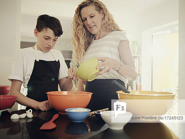 Mutter und Sohn bereiten Essen in der Küche zu Hause vor