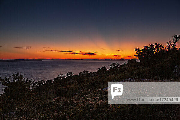Sonnenuntergang über dem Adriatischen Meer mit dramatischem Himmel in Omis  Dalmatien  Kroatien