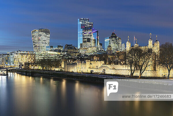UK  England  London  Waterfront der City of London bei Nacht mit beleuchteten Wolkenkratzern und Tower of London im Hintergrund