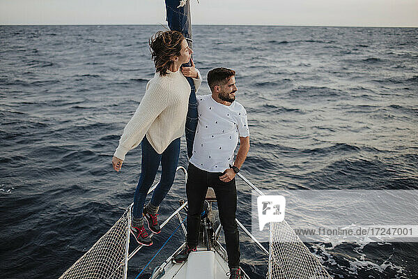 Ehepaar genießt Urlaub auf einem Boot im Meer