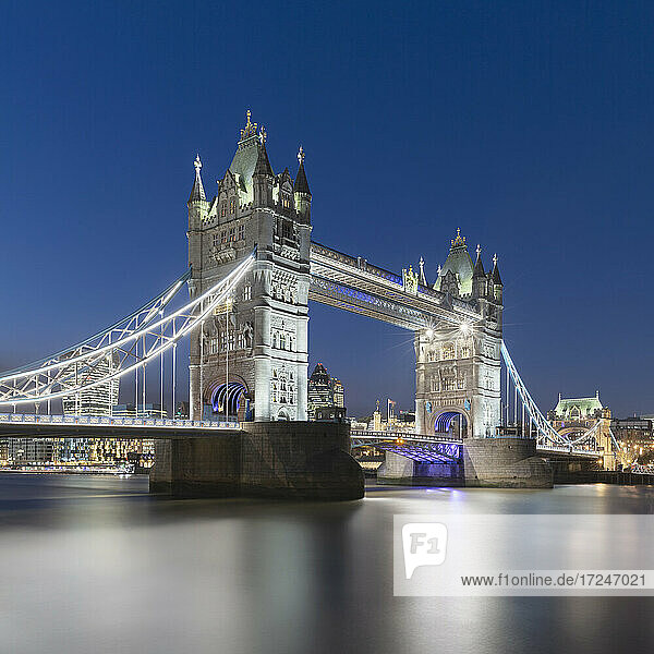 UK  England  London  Langzeitbelichtung von Themse und Tower Bridge in der Abenddämmerung