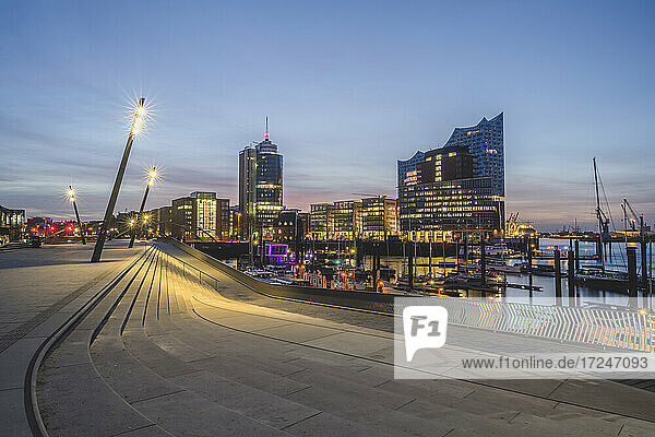 Deutschland  Hamburg  Elbphilharmonie in der Abenddämmerung beleuchtet