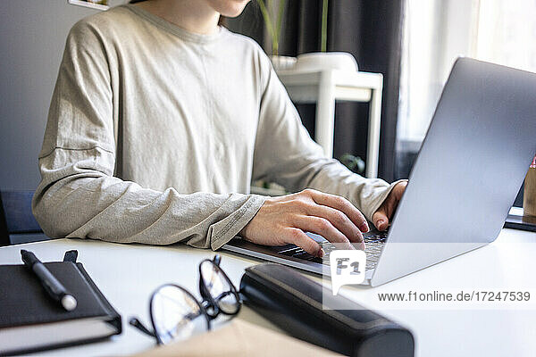 Frau arbeitet zu Hause am Laptop