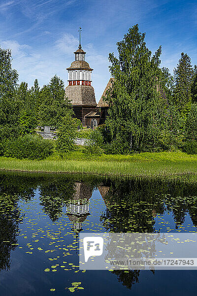 Hölzerne Kirche spiegelt sich im glänzenden See