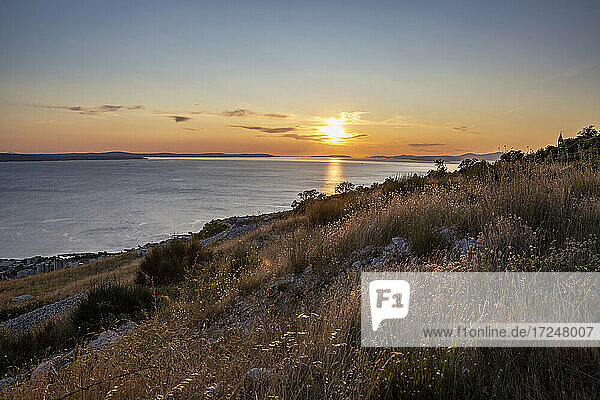 Dramatischer Himmel während des Sonnenuntergangs am Adriatischen Meer in Omis  Dalmatien  Kroatien