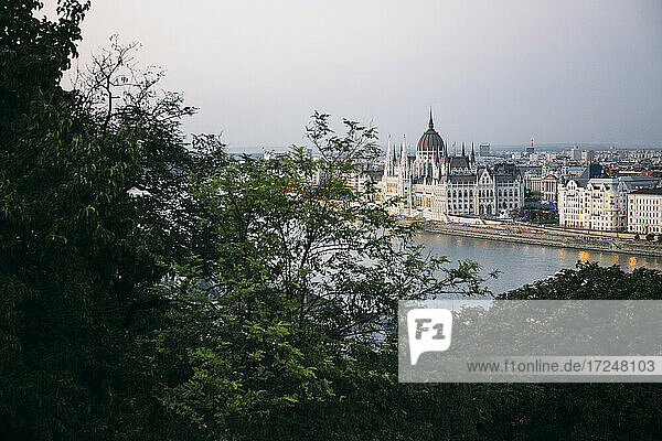 Ungarisches Parlamentsgebäude mit Stadtbild im Hintergrund