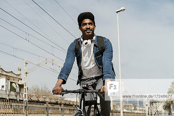 Gut aussehender Mann auf dem Fahrrad an einem sonnigen Tag