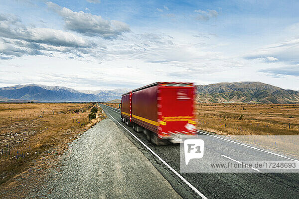 Unscharfe Bewegung eines roten Lastwagens auf dem State Highway 8