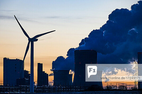 Deutschland  Nordrhein-Westfalen  Niederaußem  Windkraftanlage mit Braunkohlekraftwerk im Hintergrund