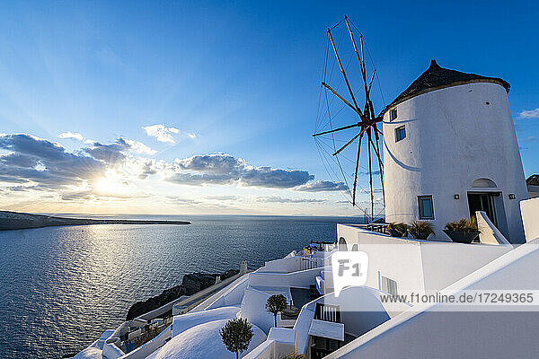 Griechenland  Santorini  Oia  Weiß getünchte Architektur über blauem Meer