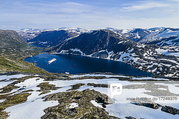 Norwegen  More og Romsdal  Luftaufnahme eines Bergsees über dem Geiranger Fjord