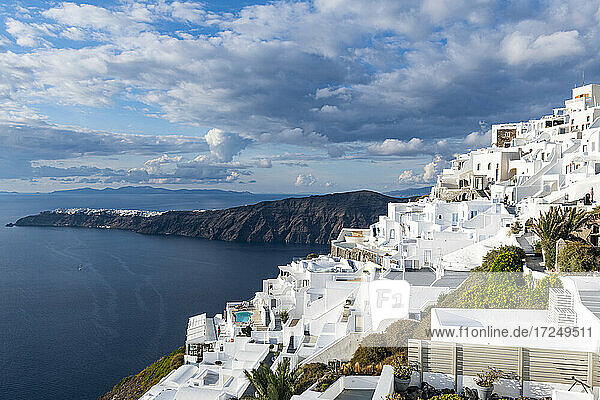 Griechenland  Santorini  Fira  Wolken über den weiß getünchten Häusern der Stadt am Rande der Caldera