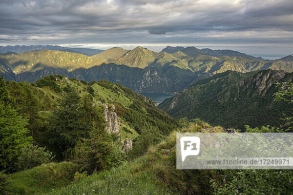 Sonnenlicht über den Bergen am Idrosee und dem Gardasee in der Nähe des Tals in der Provinz Brescia  Lombardei  Italien