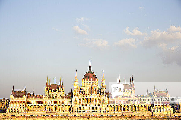 Ungarisches Parlament bei Sonnenuntergang in Budapest  Ungarn