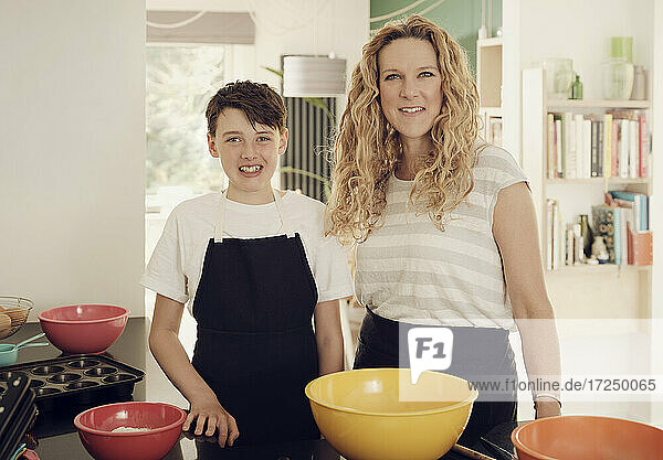 Mutter und Sohn stehen in der Küche zu Hause