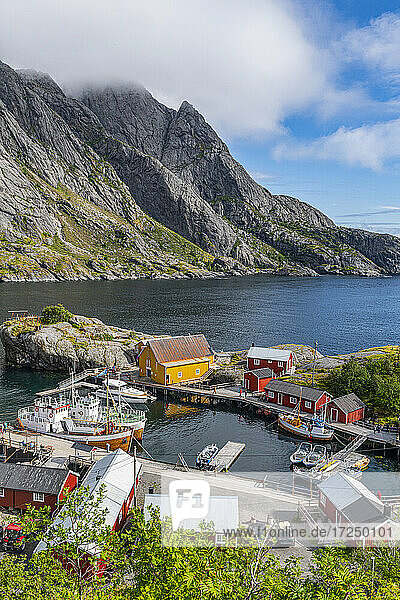 Kleines Dorf am Nusfjord auf den Lofoten  Norwegen
