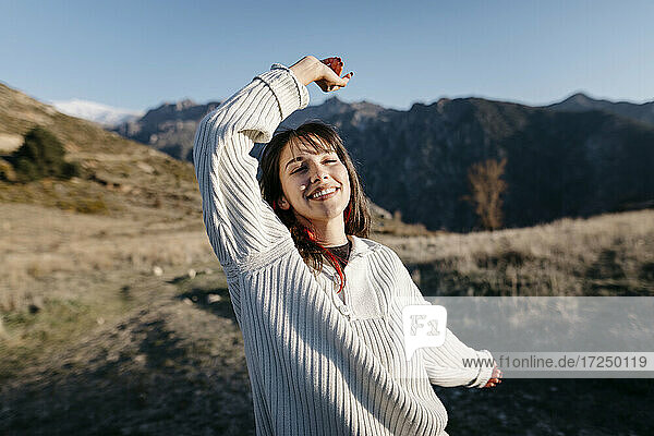 Lächelnde Frau genießt auf dem Berg