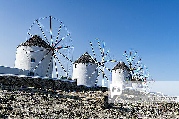 Griechenland  Mykonos  Horta  Reihe von Windmühlen