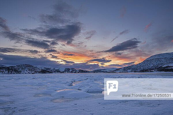 Norwegen  Tromso  zugefrorener See auf der Insel Senja bei Sonnenaufgang