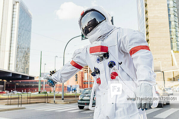 Männlicher Astronaut auf der Straße in der Stadt